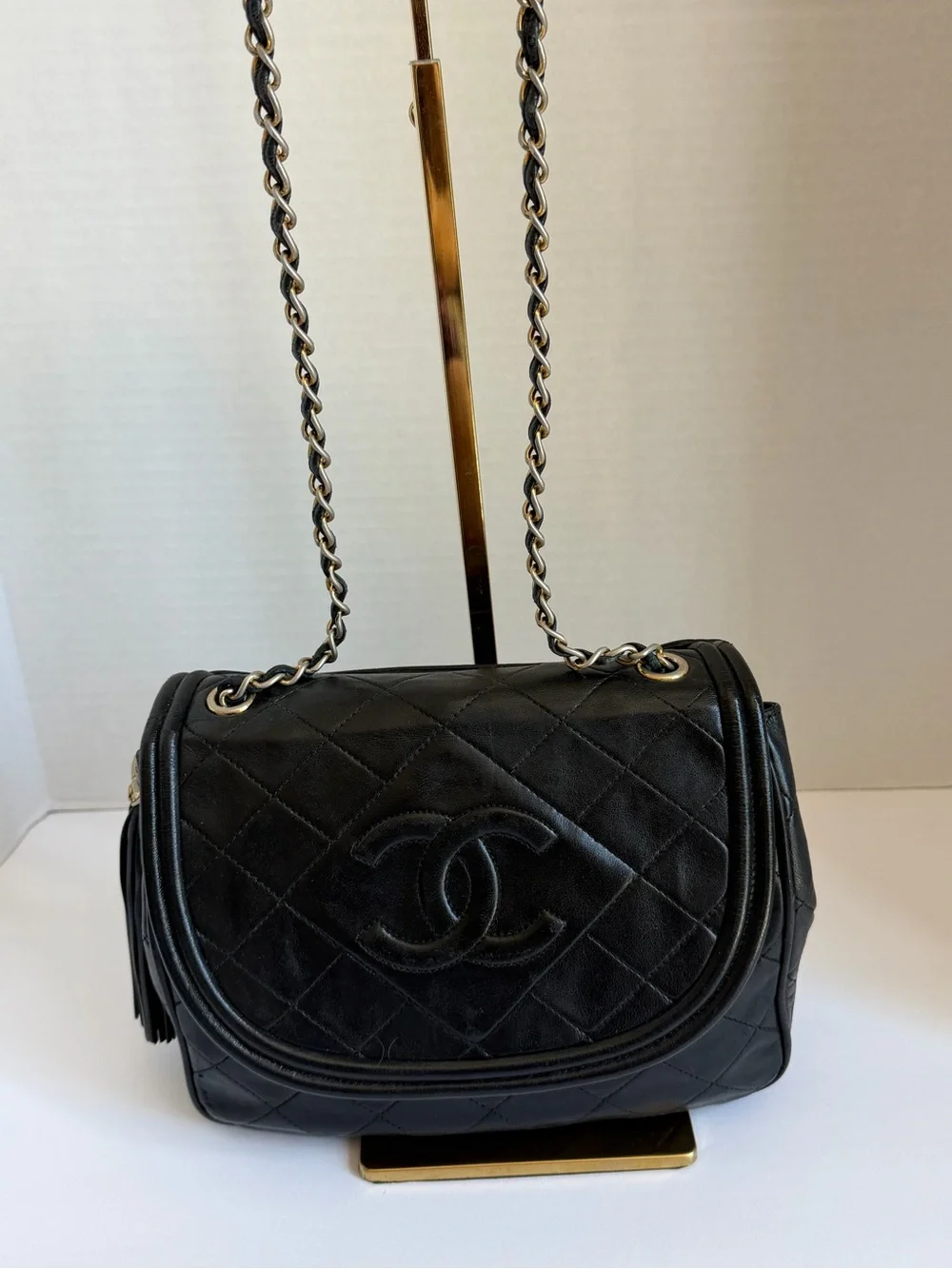 CHANEL Black Quilted Lambskin Shoulder Bag with Gold Chain